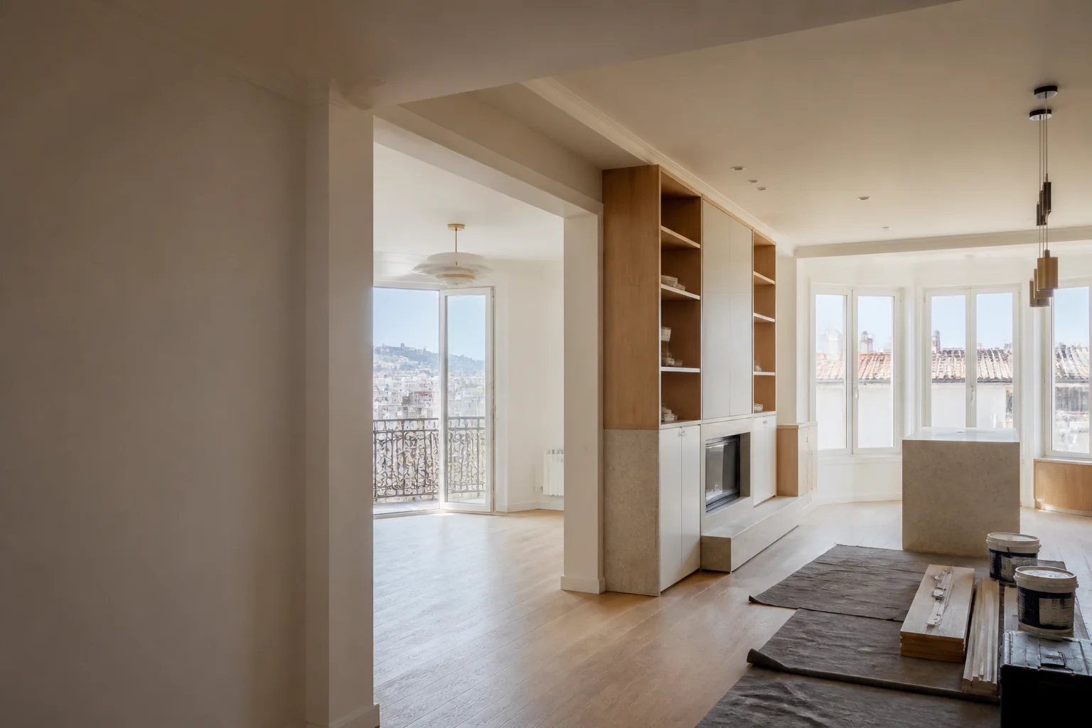 Interior residencial renovado com madeira clara, luz natural e arrumação integrada